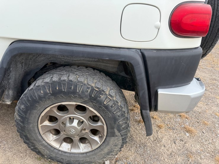 2011-toyota-fj-cruiser-image-16