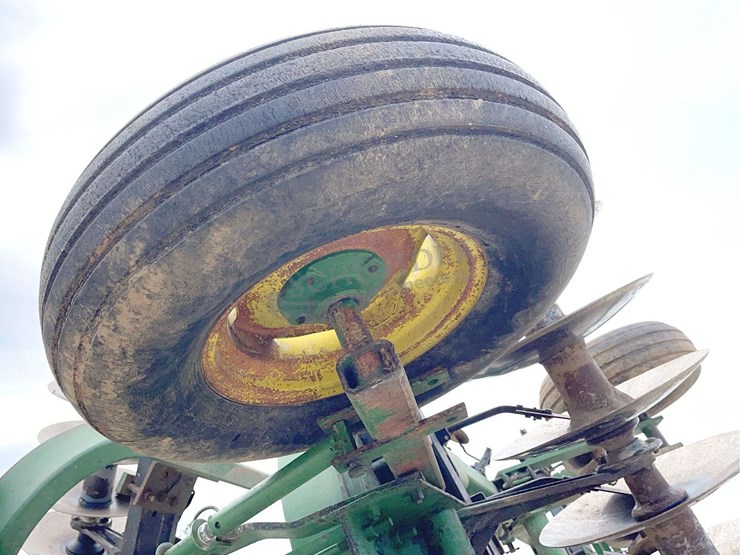 john-deere-235-image-13