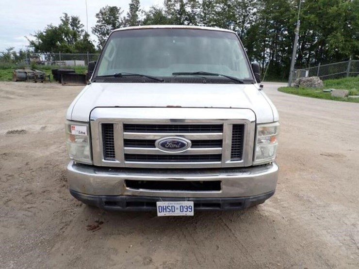 2010-ford-e350-xlt-image-2