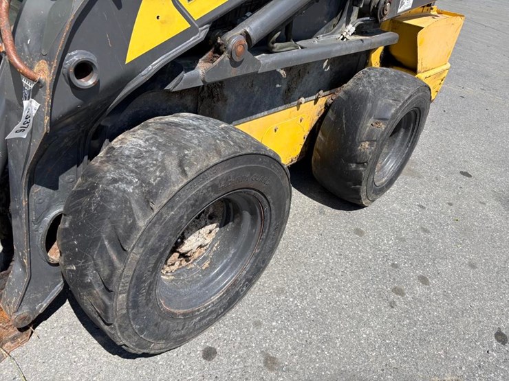 new-holland-l228-image-11