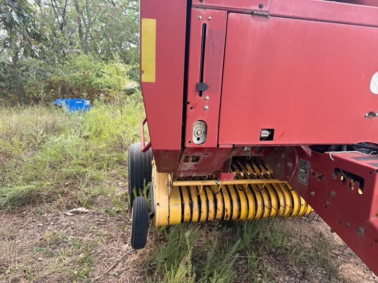 new-holland-br740a-image-34