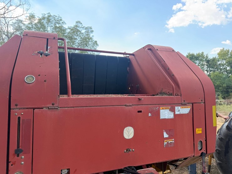 new-holland-br740a-image-32