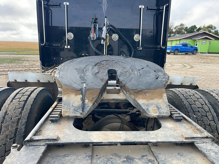 peterbilt-389-image-22