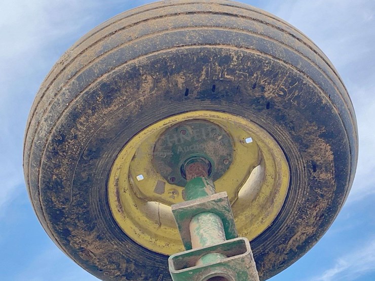 john-deere-235-image-27
