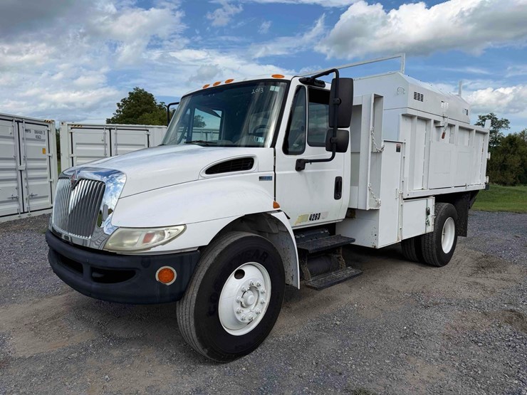 2013-international-4300m7-chipper-truck-image-1