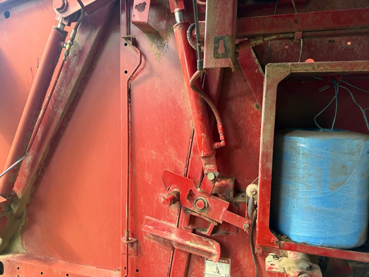 new-holland-br740a-image-48