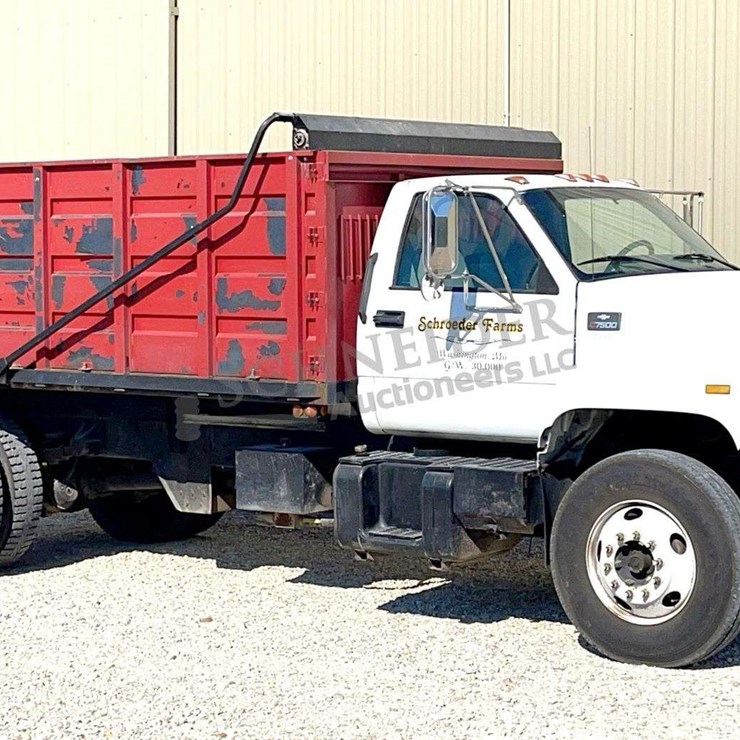 2002 Chevrolet C7500 single axle grain truck