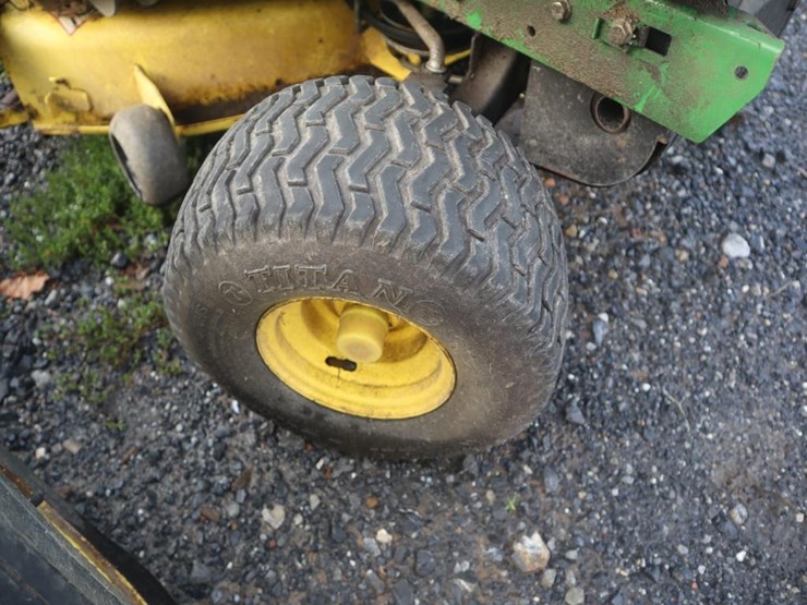 john-deere-lt155-riding-mower-image-10
