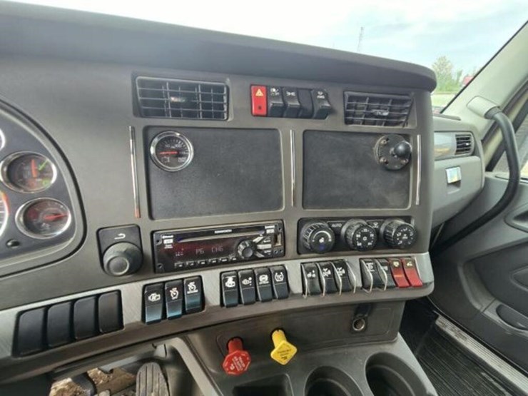2016-kenworth-t680-image-17