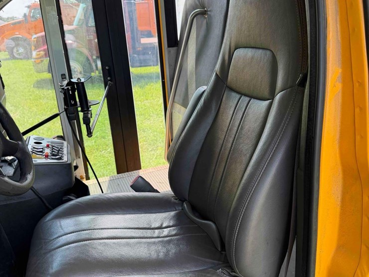 2012-chevrolet-20-passenger-school-bus-image-12