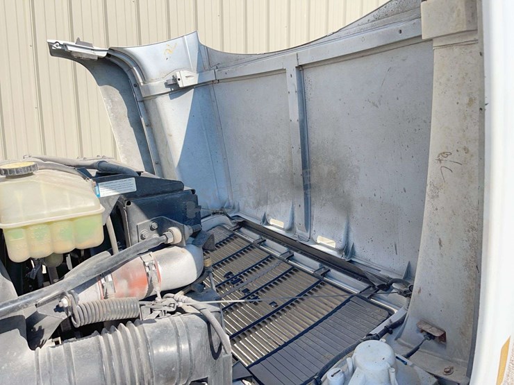 2002-chevrolet-c7500-single-axle-grain-truck-image-35