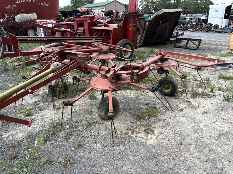 new-holland-163-image-3