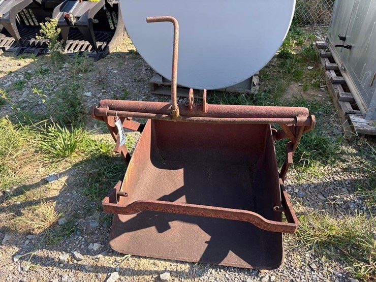 3pt-hitch-dirt-scoop-image-1