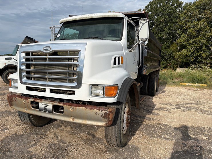 2004-sterling-l7500-image-1