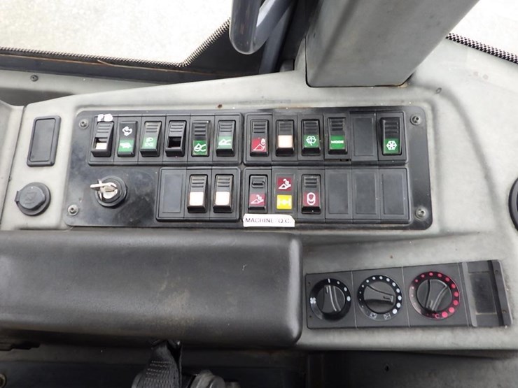 2014-deere-244j-image-28
