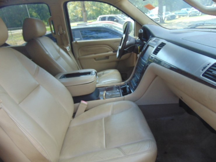 2013-cadillac-escalade-image-6