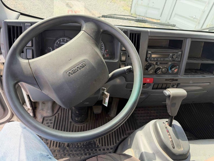 2018-isuzu-npr-hd-image-20
