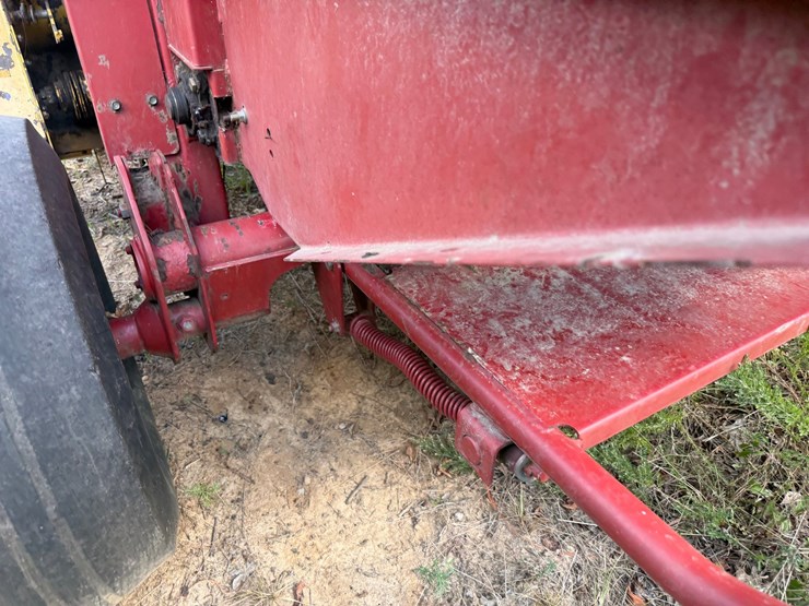 new-holland-br740a-image-18