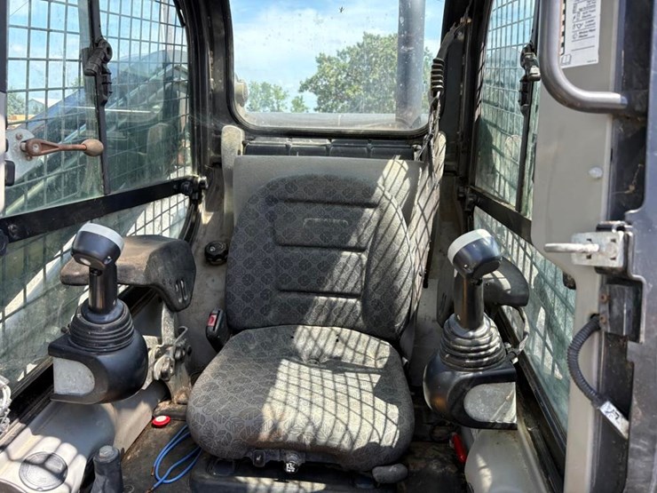new-holland-l228-image-14