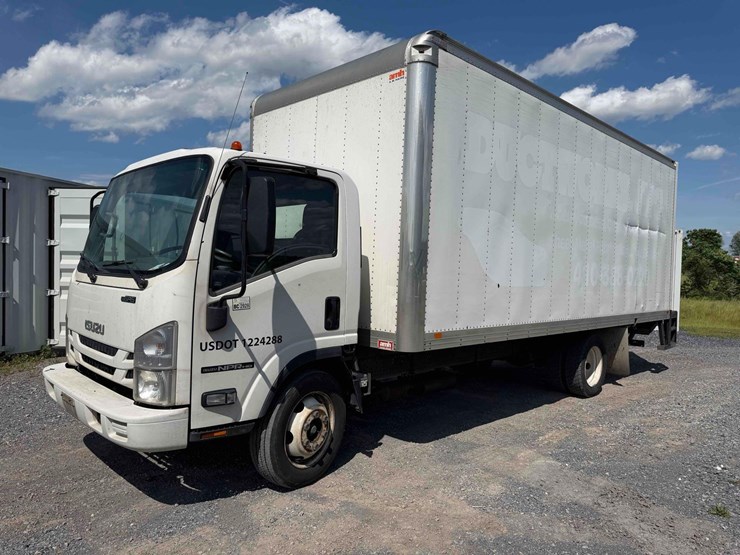 2018-isuzu-npr-hd-image-1