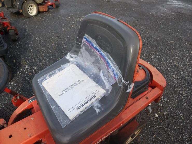 gravely-master-zero-turn-mower-image-14