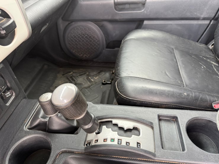 2011-toyota-fj-cruiser-image-24