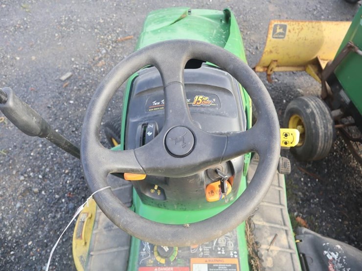 john-deere-lt155-riding-mower-image-16