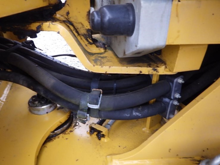 2014-deere-244j-image-17