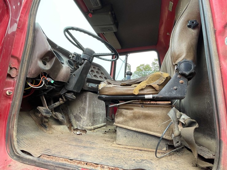 #5049-•-1980-ford-t/a-flatbed-dump-truck-(has-mi-title)-image-96