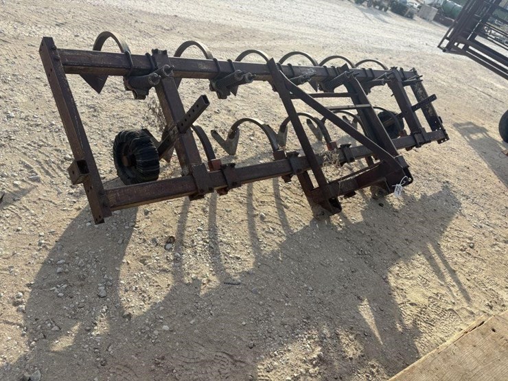 l2---14'-3pt-chisel-plow-image-1