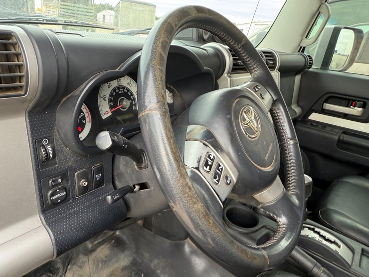 2011-toyota-fj-cruiser-image-29