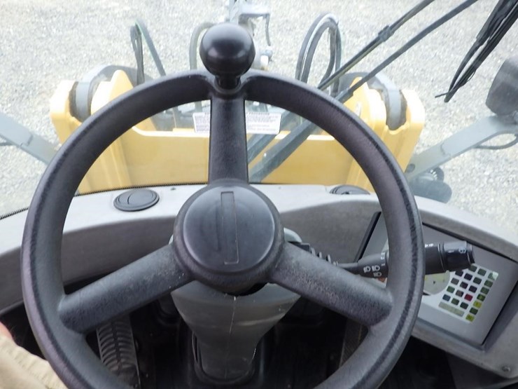 2014-deere-244j-image-33