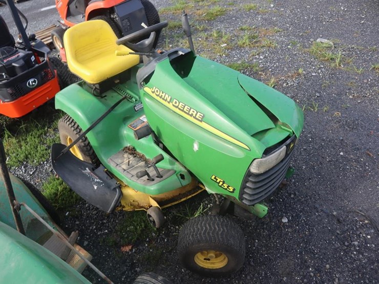 john-deere-lt155-riding-mower-image-2