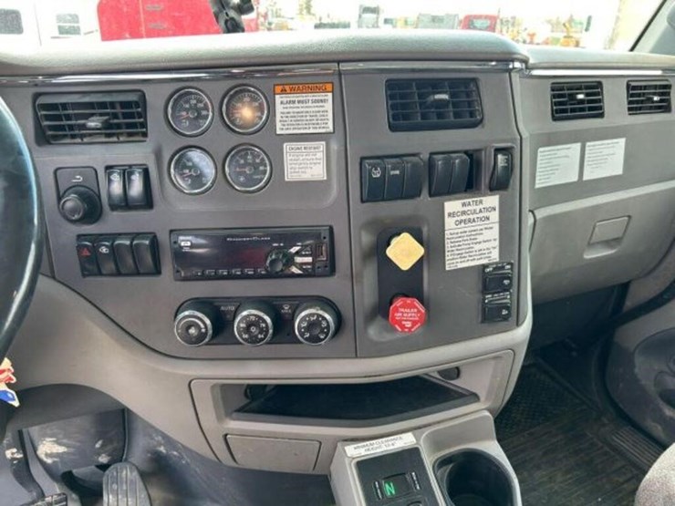 2014-peterbilt-567-image-19