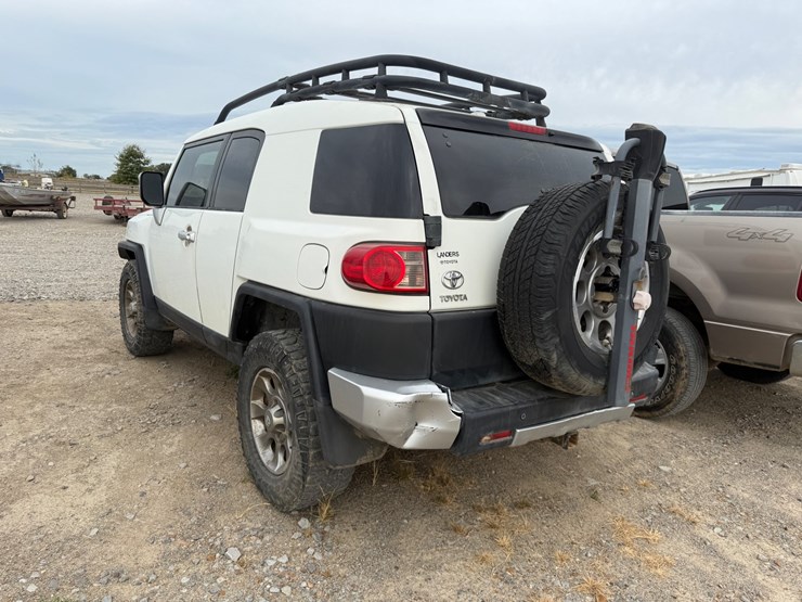 2011-toyota-fj-cruiser-image-3