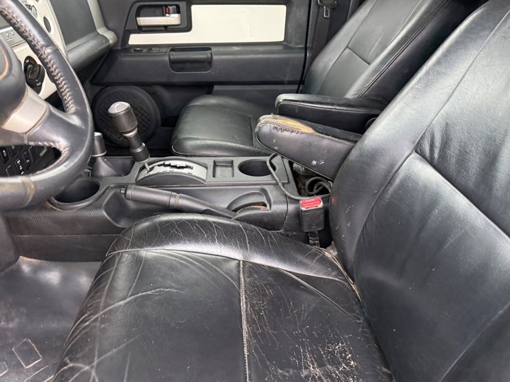2011-toyota-fj-cruiser-image-23