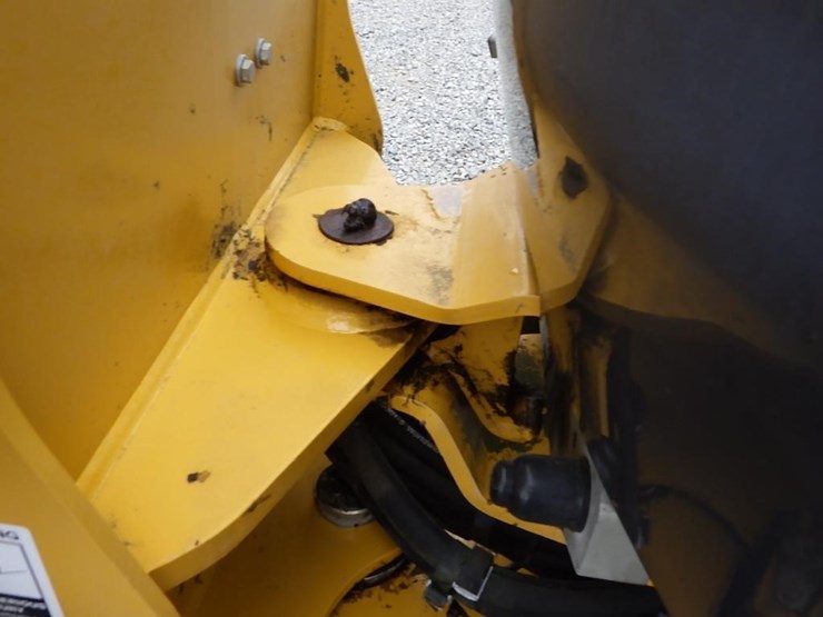 2014-deere-244j-image-16