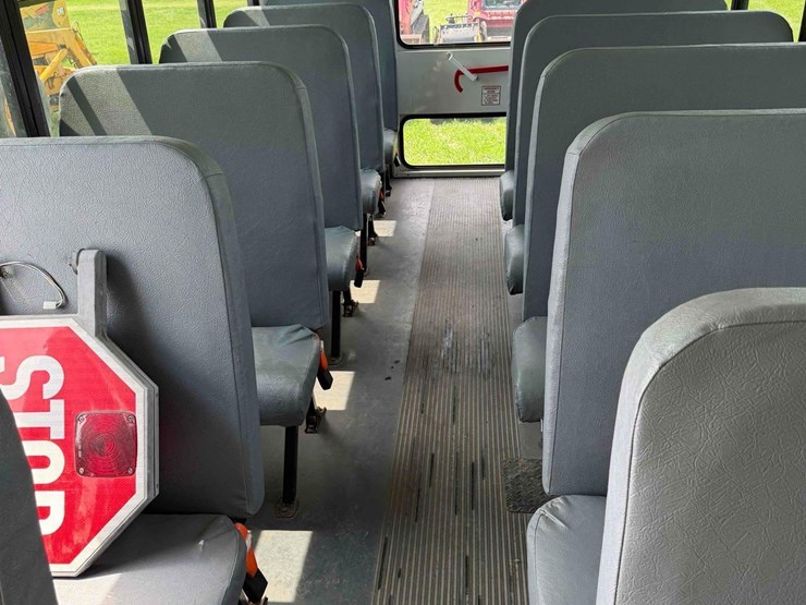 2012-chevrolet-20-passenger-school-bus-image-13