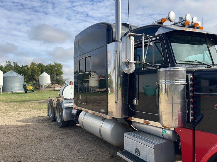 peterbilt-389-image-4