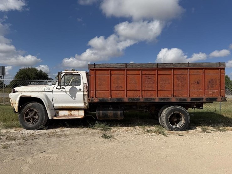ford-f700-image-1