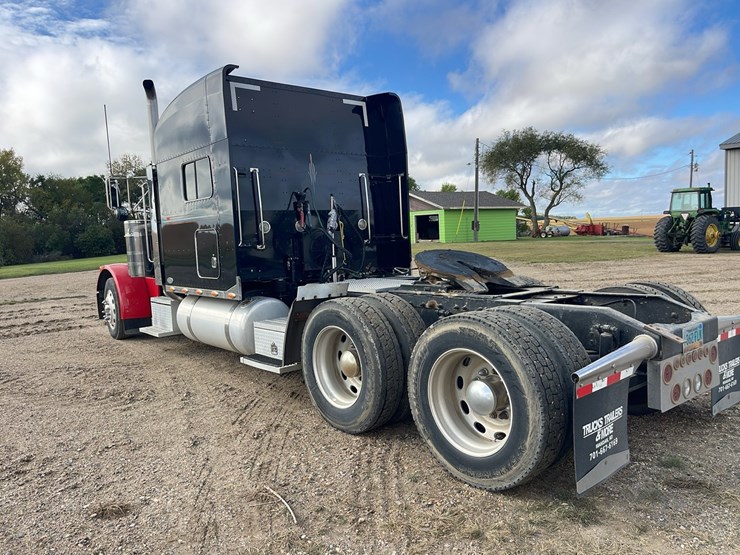 peterbilt-389-image-26