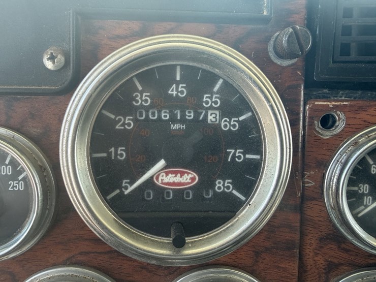 1998-peterbilt-379-image-17