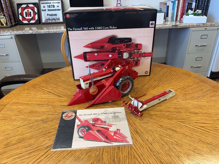 1/16-farmall-560-with-2-mh-corn-picker-precision-series-#14-image-1