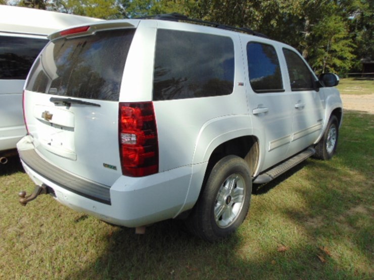 2011-chevrolet-tahoe-image-2