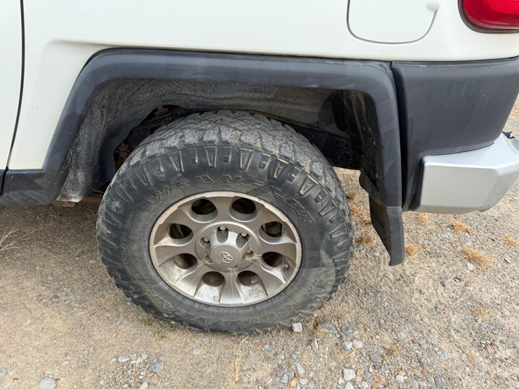 2011-toyota-fj-cruiser-image-15