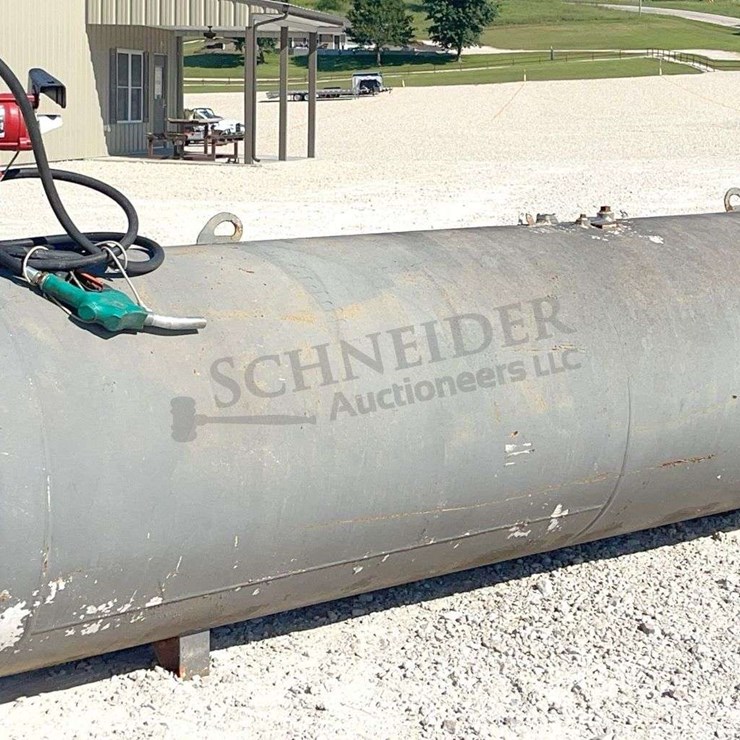 1,000 gallon steel fuel tank w/ Fill-Rite pump