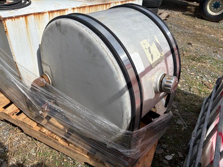 hydraulic-fluid-tank-image-2