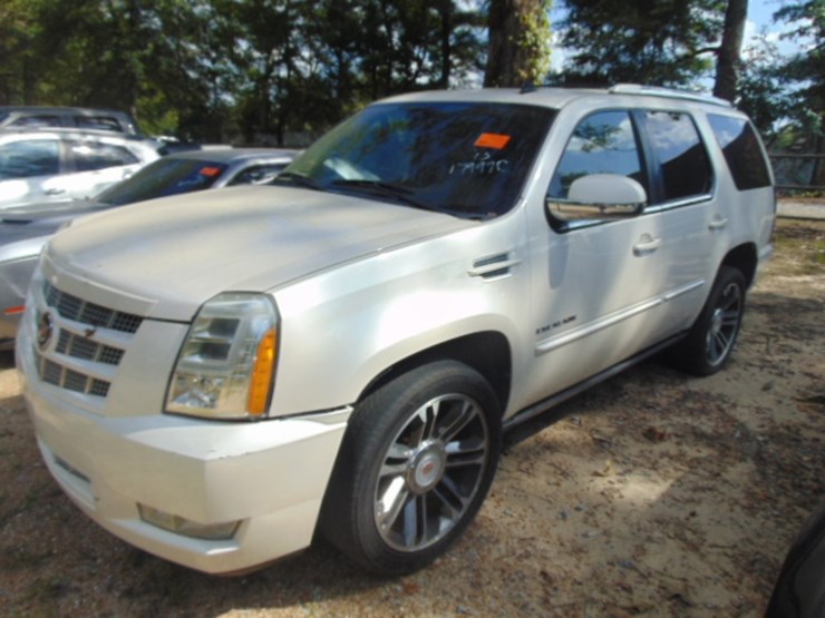2013-cadillac-escalade-image-1