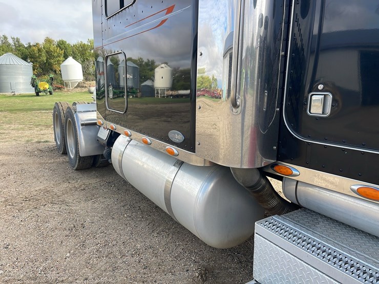 peterbilt-389-image-8
