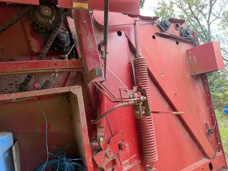 new-holland-br740a-image-54